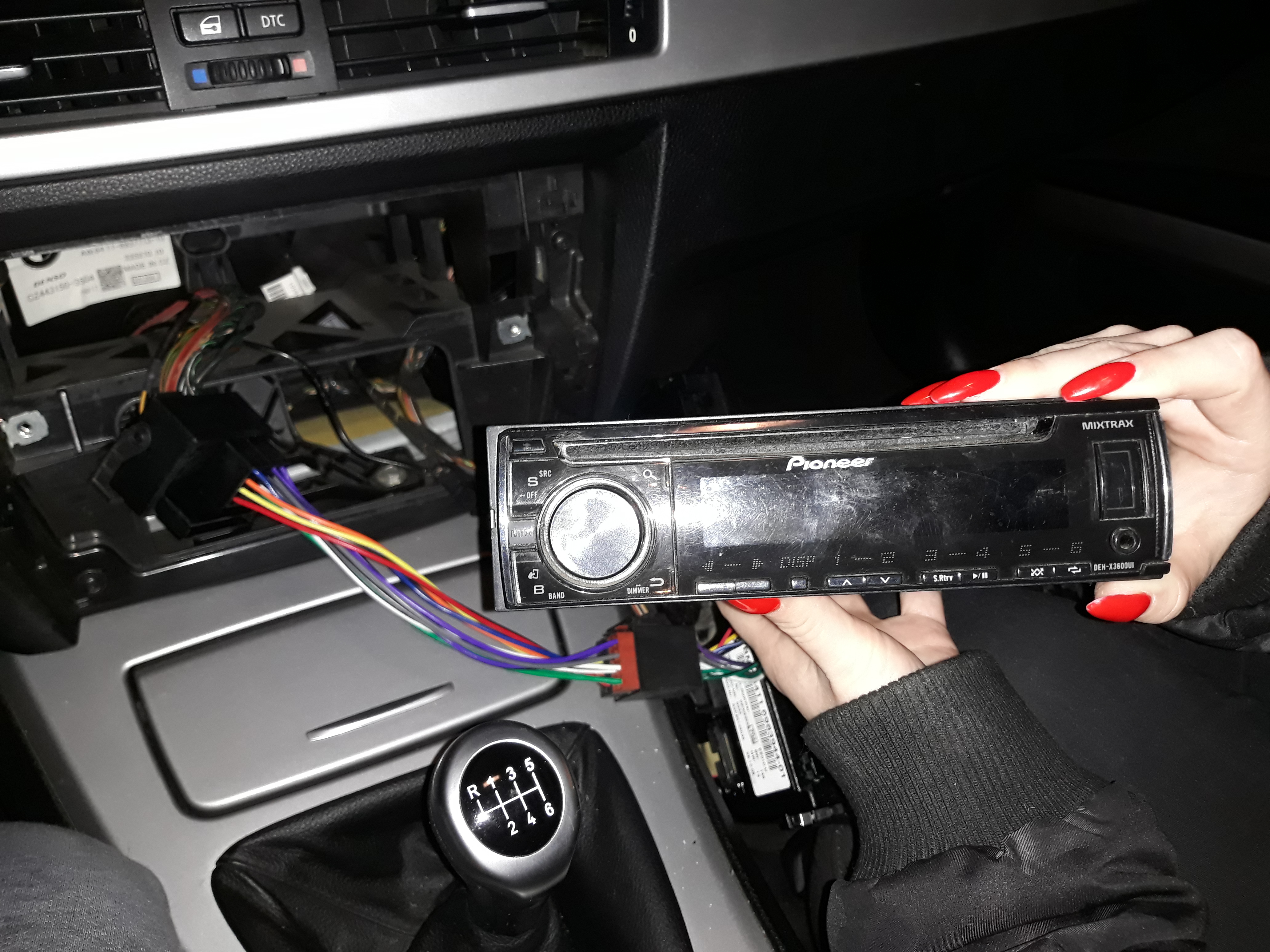 Radio Pioneer DEHX3600UI w BMW E91 nie włącza się.