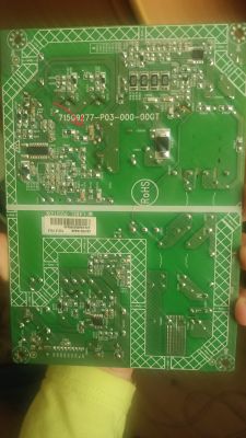 Zielona płytka drukowana z licznymi komponentami elektronicznymi, na której zaznaczono jedną część czerwonym markerem.