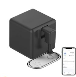 Czarny mechaniczny „palec” naciskający przycisk oraz smartfon z aplikacją sterującą