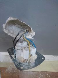 Nie ma zasilania na dwóch gniazdkach elektrycznych
