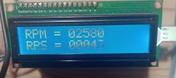 Zbliżenie na wyświetlacz LCD pokazujący „RPM 02580” i „RPS 00043”.