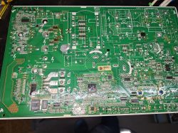 Uszkodzona płyta główna klimatyzatora Viessmann z widocznymi rezystorami SMD
