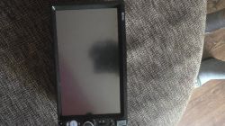 Radio samochodowe 7010B Android dwudinowe leżące na kanapie