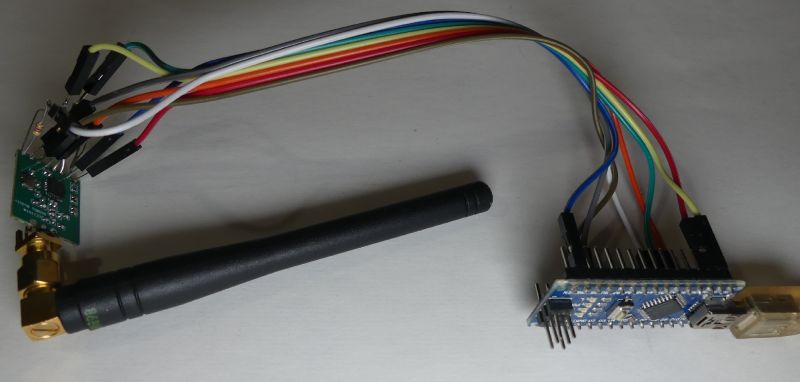 Moduł radiowy z anteną podłączony do mikrokontrolera przez kolorowe przewody
