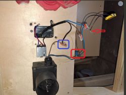 Widok instalacji elektrycznej z przewodami i zaznaczeniami prostokątami.