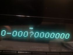 Wyświetlacz amplitunera z widocznym statusem DSP i cyframi 0-000070000000.