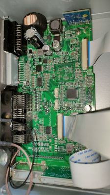 Zbliżenie na wnętrze radia samochodowego Eunavi z widocznymi podzespołami elektronicznymi.