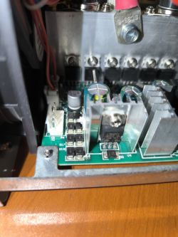 Wnętrze zasilacza awaryjnego z widocznymi elementami elektronicznymi i uszkodzeniami.