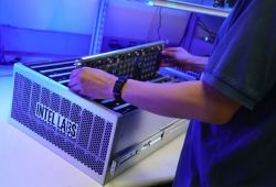 Intel skaluje układy neuromorficzne - komputer osiągnął poziom chomika?