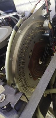 Szafa grająca ,,Rock-Ola 453,, - Zacięty mechanizm od podawania płyt. Szafa grająca ,,Rock-Ola 453,, - Zacięty mechanizm od podawania płyt.