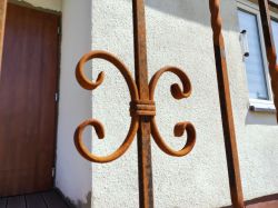 Malowanie nowej balustrady stalowej farbą Hammerite: czyścić do połysku czy nie? Opinie i rady.