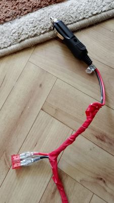 Przewód z wtyczką samochodową i czerwonym bezpiecznikiem 10 A owinięty taśmą izolacyjną