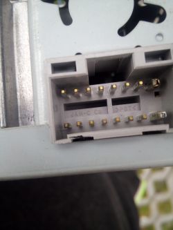 Jakie funkcje mają kable w kostce radia Panasonic CQ-C1323NW?