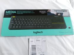 Bezprzewodowa klawiatura Logitech K400 Plus w oryginalnym opakowaniu na białej powierzchni.