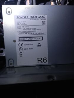 Tabliczka znamionowa radia Toyota 86120-02L60 zamontowanego w pojeździe