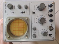 Oscyloskop HAMEG model HM 207 z widocznymi pokrętłami i ekranem.