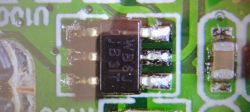 Zbliżenie na element elektroniczny na płytce drukowanej z napisem JWB6L.