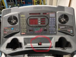 Konsola bieżni STAR TRAC Pro 5632-SOCEP0 z zaznaczonym przyciskiem 