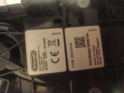 Naklejka z danymi technicznymi ekspresu Dolce Gusto Ginio S Plus model EDG315.B.