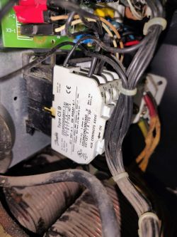 Stycznik Danfoss typu CI 9 z widocznym okablowaniem i oznaczeniami technicznymi