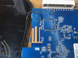 Wnętrze Smart TV Android Boxa z widocznymi komponentami elektronicznymi