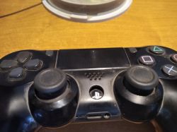 Problem z dualshockiem4 - Przycisk od włączania wypadł. Czy da się włączyć kontroler bez niego?