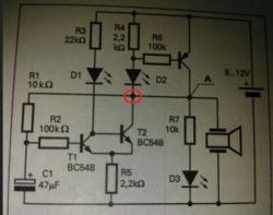 Schemat elektroniczny z zaznaczonym błędem połączenia na wspólnym węźle kolektora tranzystora T2 i diod D1 oraz D2.