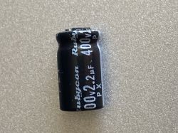 Spuchnięty kondensator elektrolityczny 2,2 µF 400 V marki Rubycon