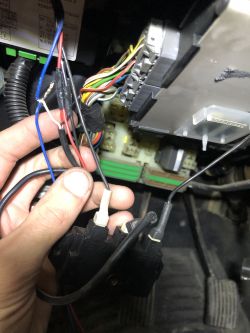 Volvo V40 98r - jak wyłączyć alarm po podłączeniu nowego akumulatora?