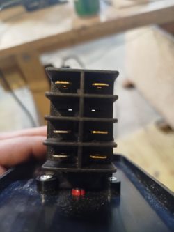 Bliski widok czarnej plastikowej złączki elektrycznej z sześcioma pinami.
