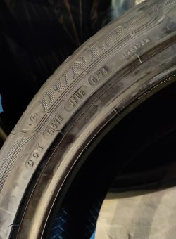 Zbliżenie na oponę marki Dunlop z oznaczeniem DOT i numerem 0224.