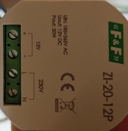 Zasilacz F&amp;F ZI-20-12P z opisanymi wyjściami 12V DC i wejściami 230V AC