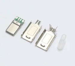 Części metalowych obudów złączy USB C i USB A na białym tle