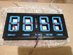 Digitales LED-Uhrmodul Digitales LED-Uhrmodul mit freiliegender Elektronik und Kabeln.