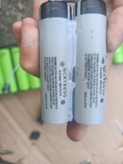 Dwa ogniwa NCR 18650 trzymane w ręce