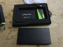 Zestaw dwóch powerbanków Green Cell PowerPlay 10s i akcesoria w pudełku.