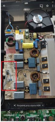 Zbliżenie na wewnętrzną płytkę drukowaną płyty indukcyjnej Electrolux z zaznaczonymi na czerwono złączami.