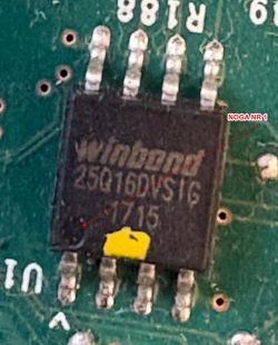 Układ Winbond 25Q16DVS1G na zielonej płytce drukowanej z zaznaczoną czerwoną strzałką nogą numer 1.
