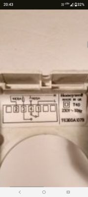 Schemat podłączenia regulatora Honeywell T40 z oznaczeniami terminali