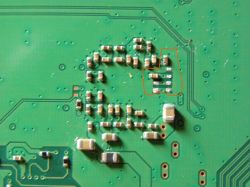 Fragment płyty głównej PS4 z zaznaczonym brakiem elementów