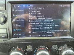 Ekran systemu multimedialnego samochodu z informacjami systemowymi Androida