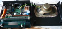 Wnętrze obudowy radioodtwarzacza z elektroniką i mocowanym głośnikiem