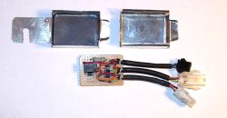 Moduł elektroniczny opóźniający z obudową i trzema przewodami zakończonymi wtykami