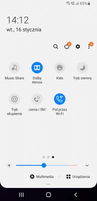 Zrzut ekranu panelu ustawień szybkich na Samsung S9 z włączonym połączeniem przez Wi-Fi.
