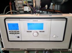Vaillant Eco Tec Plus - zielonkawy nalot i krople wody na nagrzewnicy