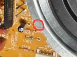 Fragment płytki PCB z zaznaczonym na czerwono obszarem obok metalowego pierścienia
