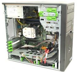Zdjęcie wnętrza obudowy komputera z pasywnym systemem chłodzenia CPU.