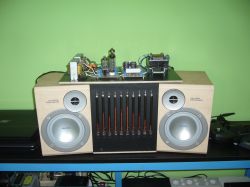 DIY stereo radio with vacuum tubes and front-panel sound visualizer