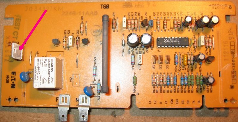 Zbliżenie na płytkę drukowaną z elementami elektronicznymi.