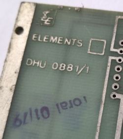 Zbliżenie zielonej płytki drukowanej z napisem „ELEMENTS”, „DHU 0881/1” i logotypem „SLE”.